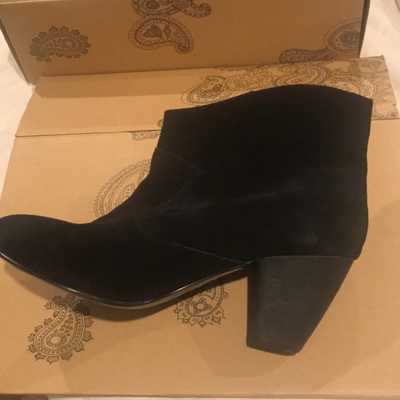 Ecote Black suede booties - Size 9 - Picture 2 of 4
